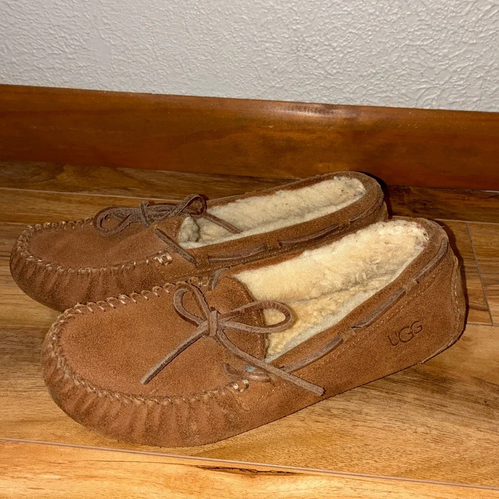 UGG Dakota moccasin slippers, chestnut- big kid size 4 (fit like women size 5.5)